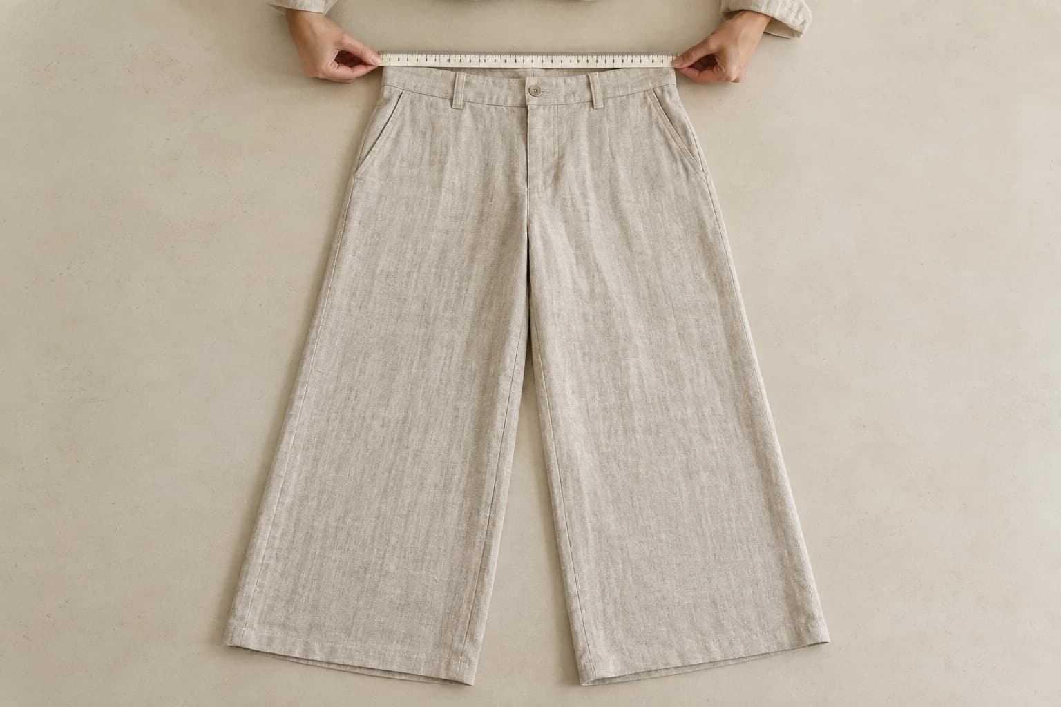 Ejemplo de una cinta colocada sobre la cintura de un pantalón extendido