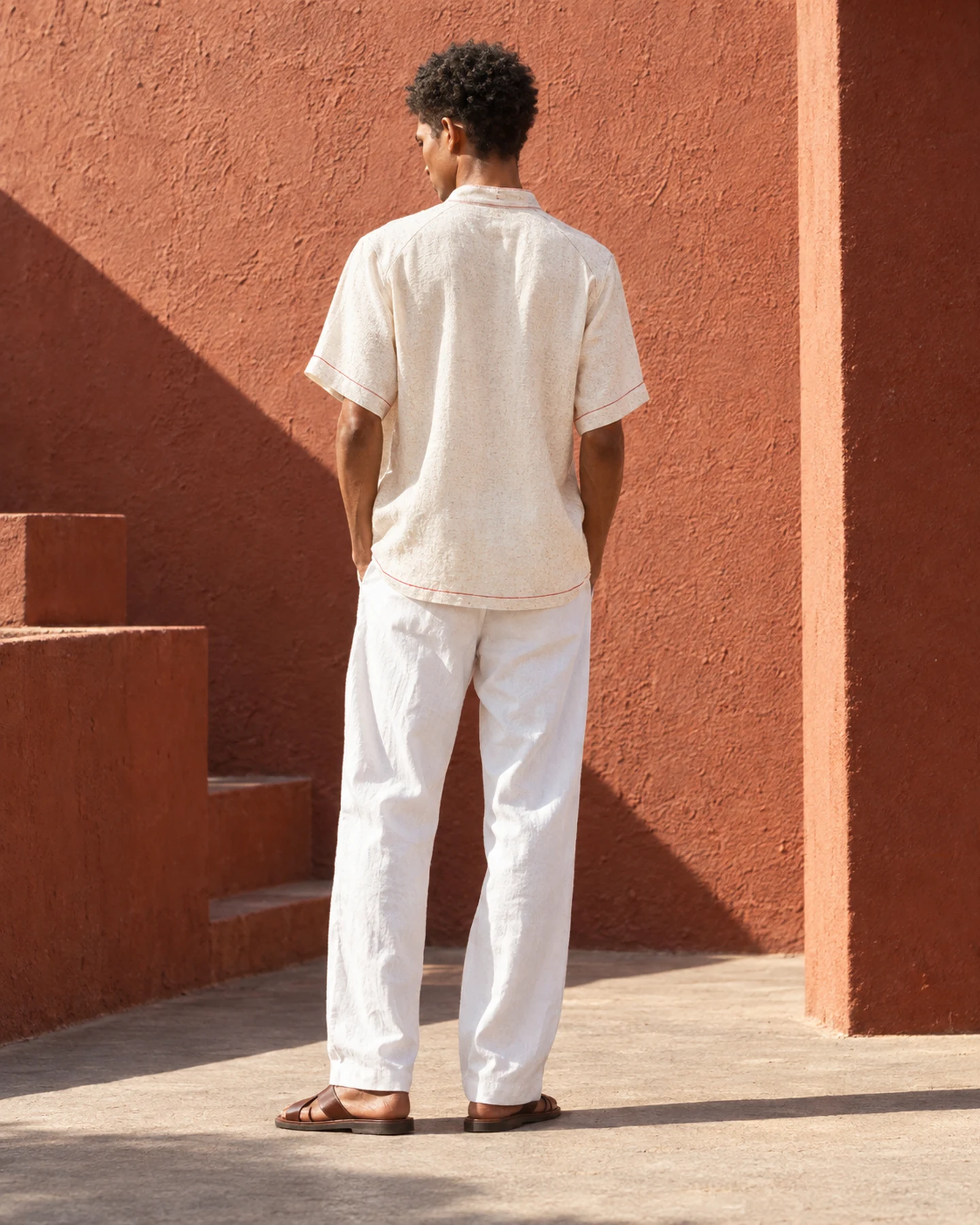 Camisa Mykonos en crudo con bordado rojo, por la espalda