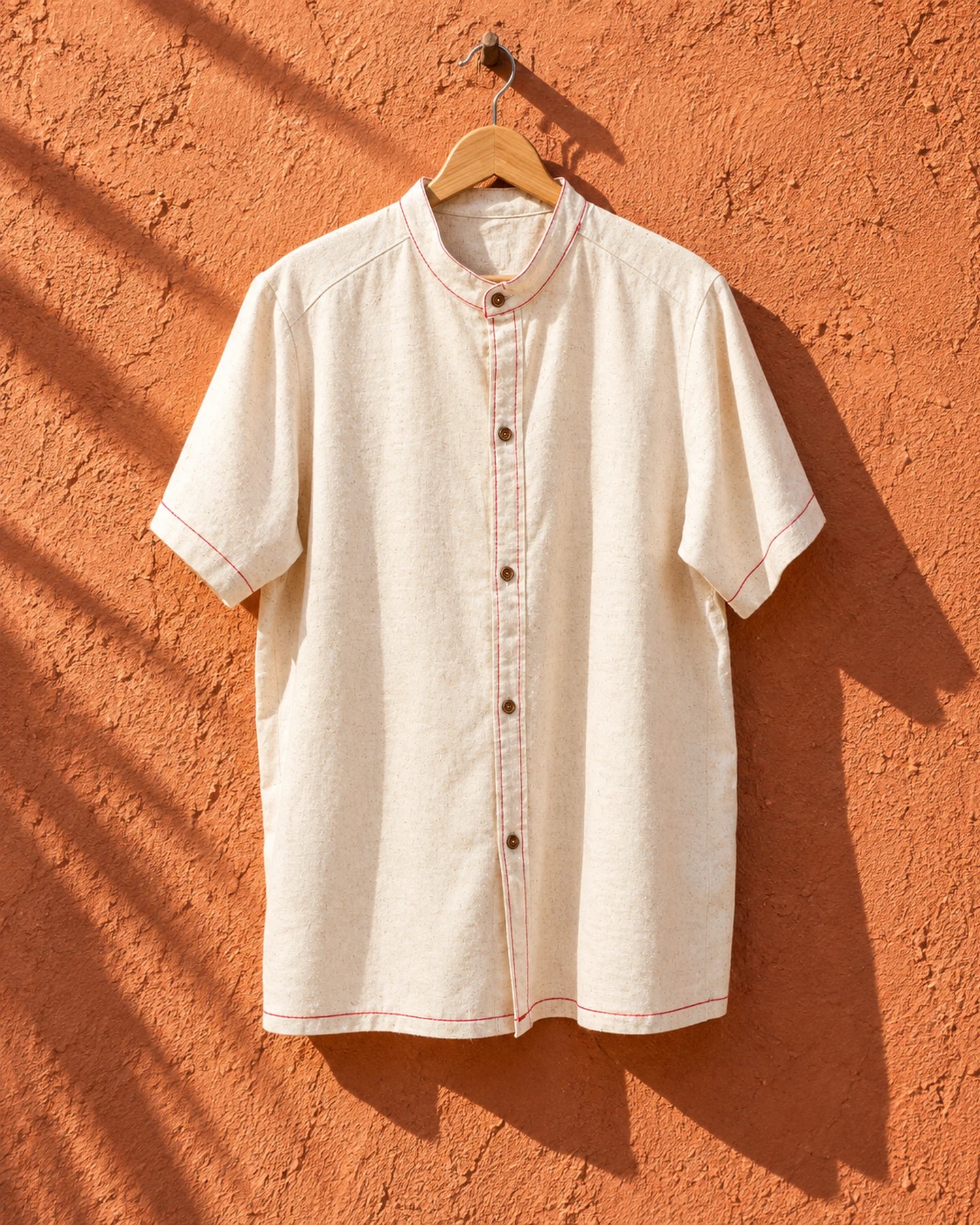 Camisa Mykonos en crudo con bordado rojo, de frente, sola