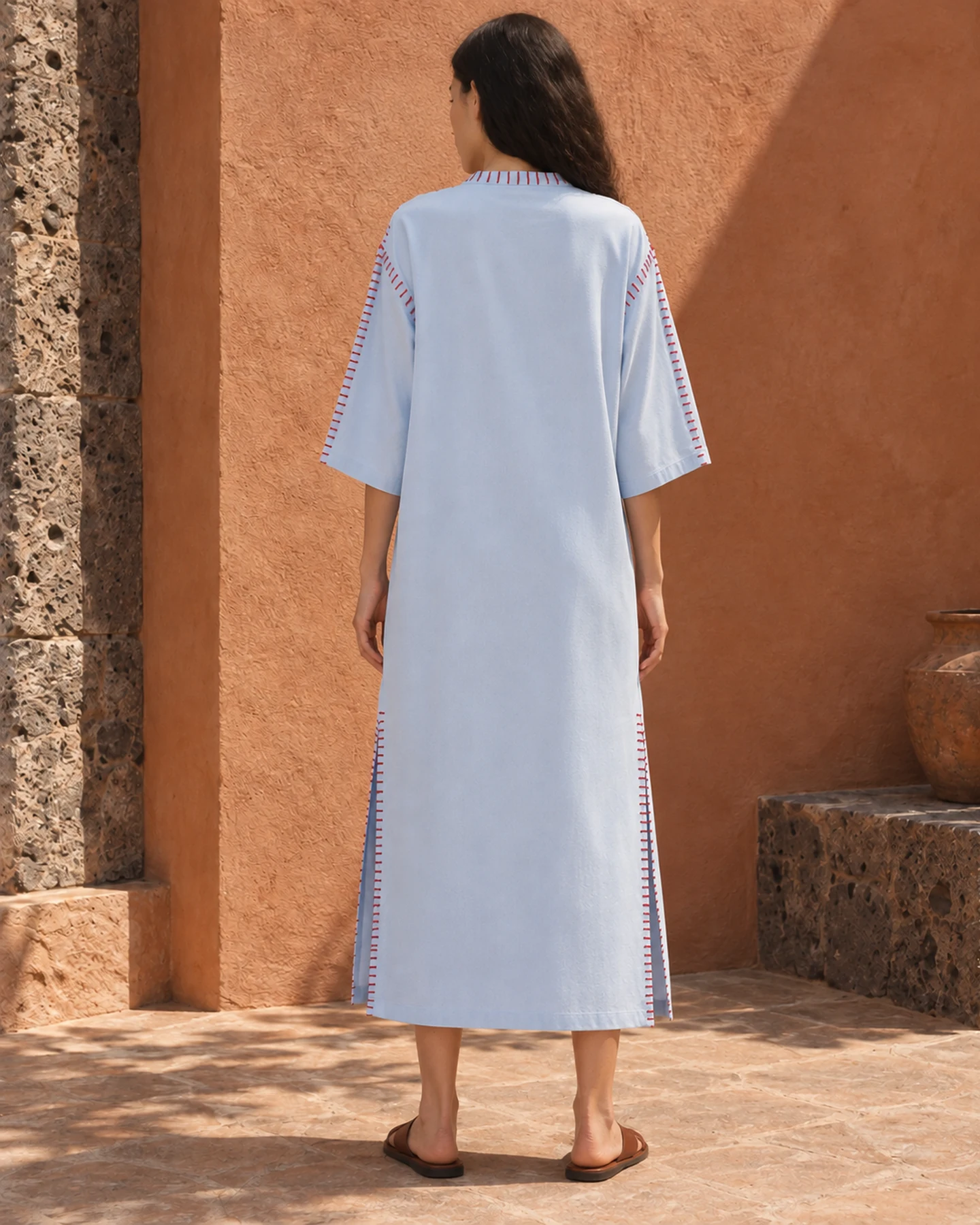 Kaftan Porto Cervo en azul cielo con bordado rojo, por la espalda
