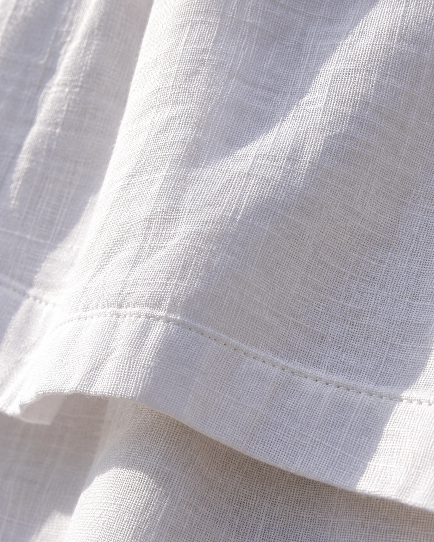 Pantalón Amalfi en blanco, en macro, la textura del material