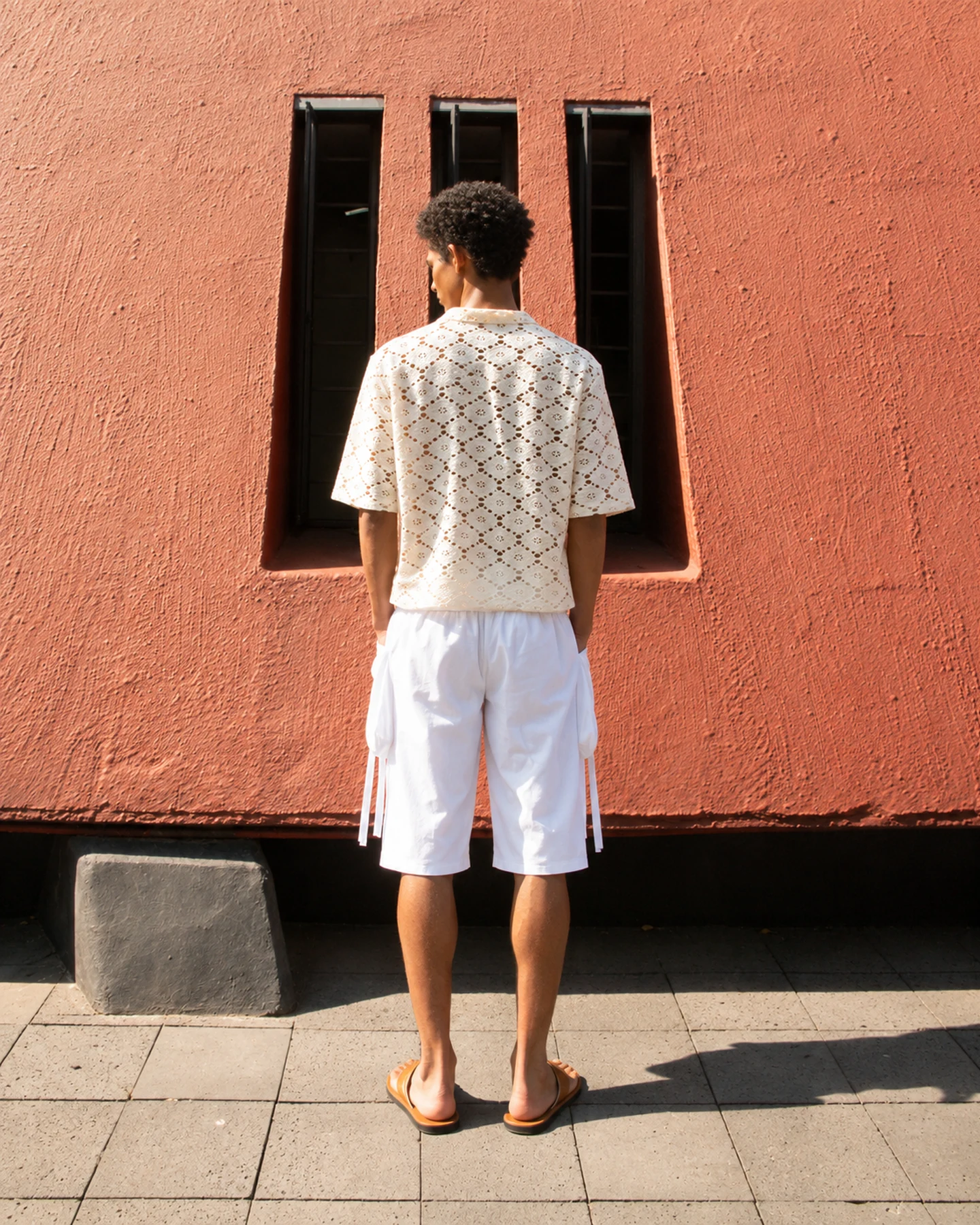 Pantalón Amalfi en blanco, por la espalda