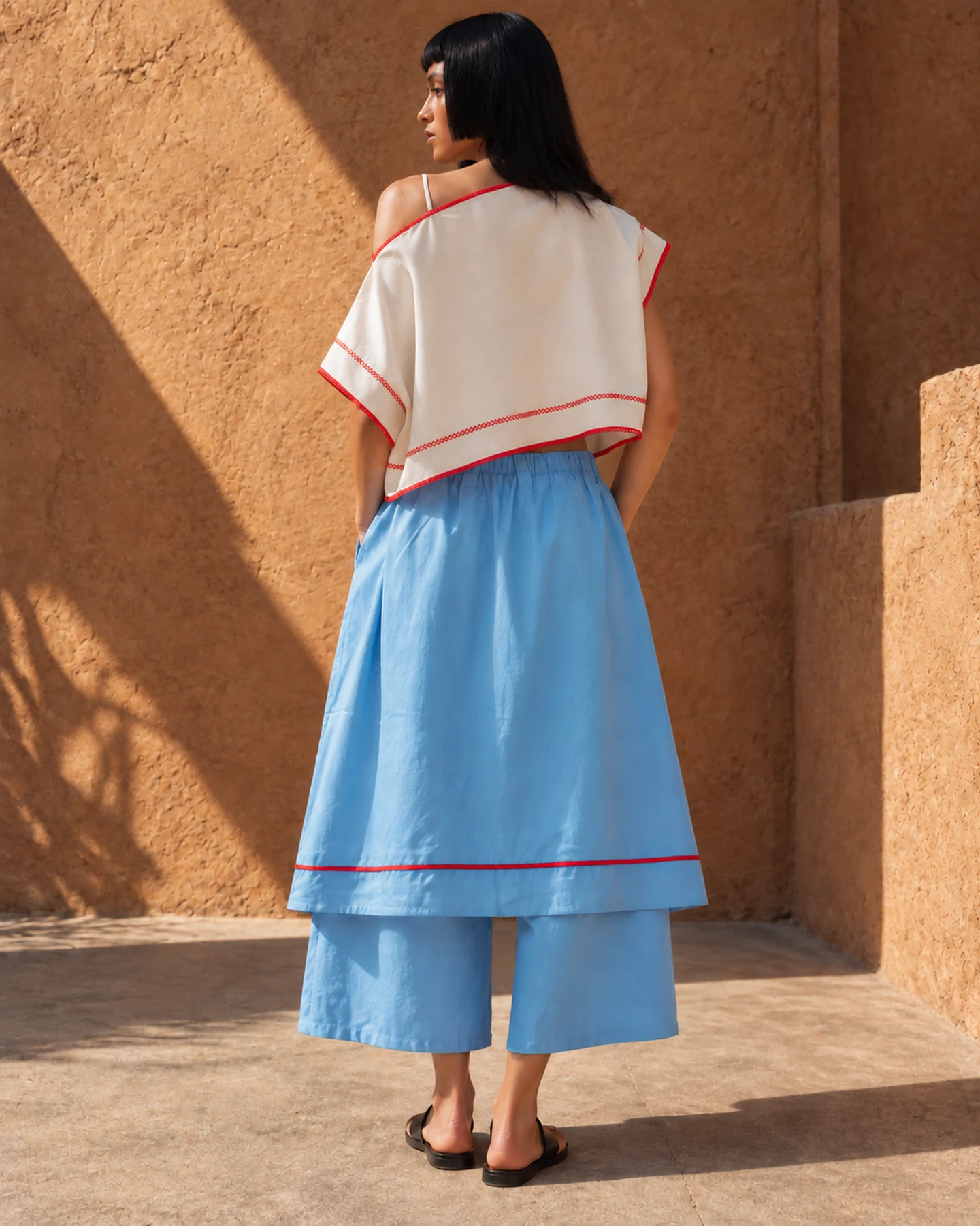 Pantalón Do Santos en azul con bordado rojo, por la espalda