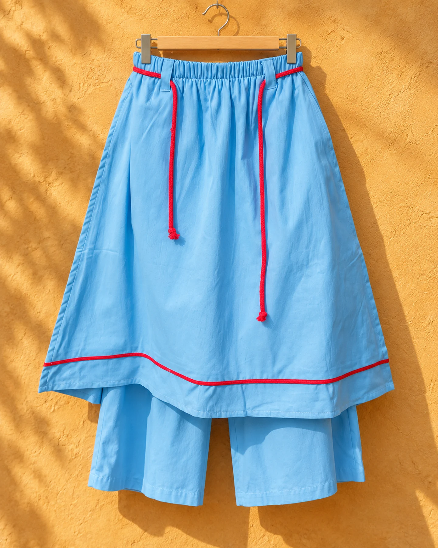 Pantalón Do Santos en azul con bordado rojo, de frente, sola