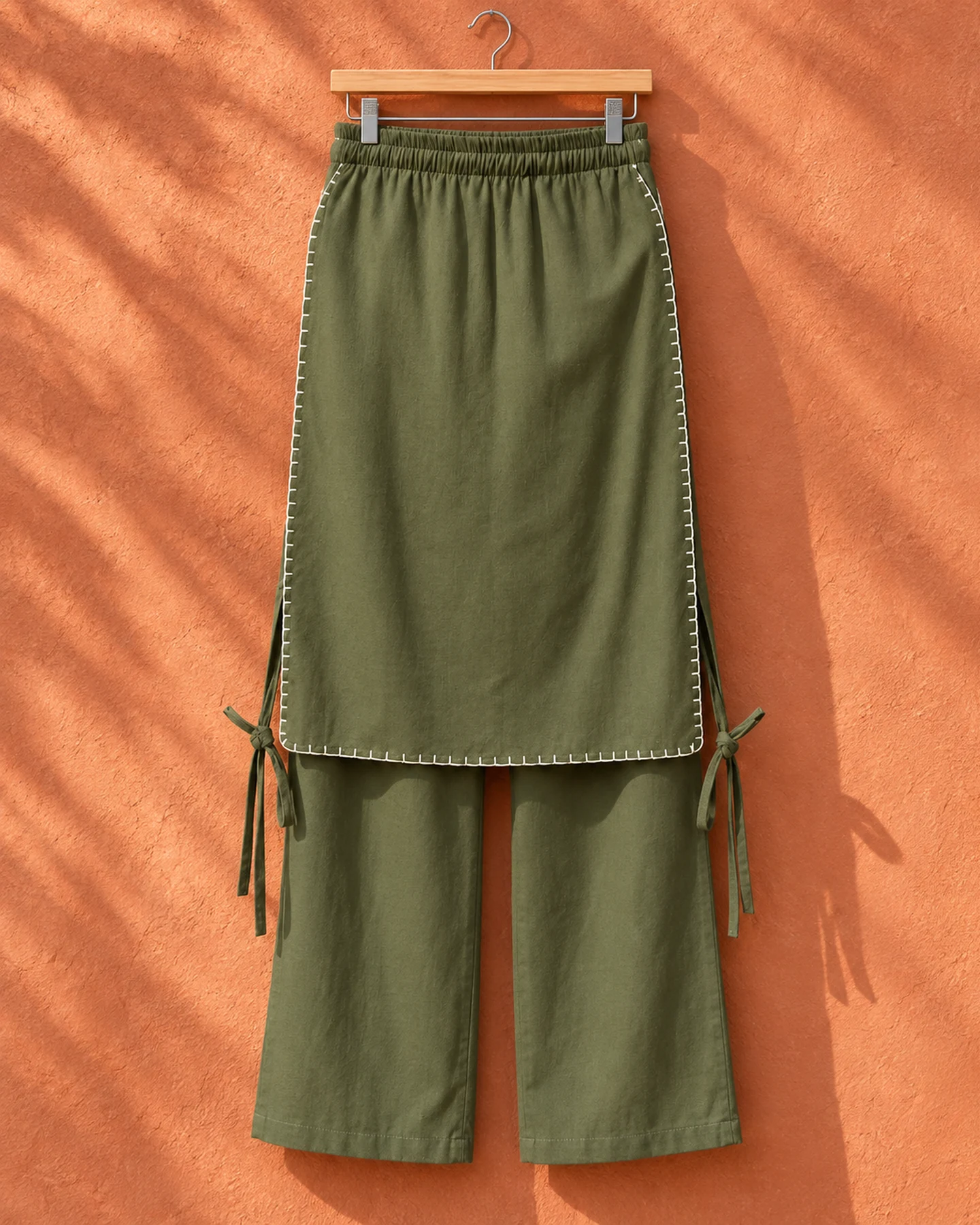 Pantalón Ibiza Largo en olivo con bordado crudo, de frente, sola