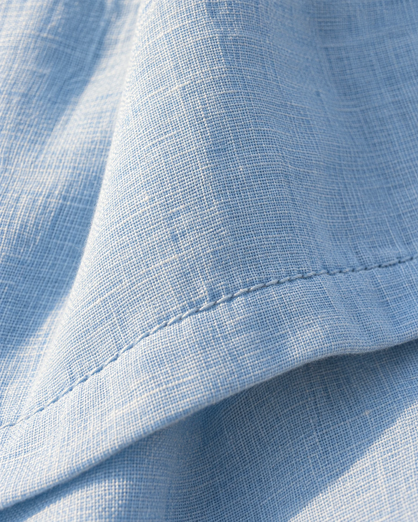 Pantalón Málaga en azul pastel, en macro, la textura del material