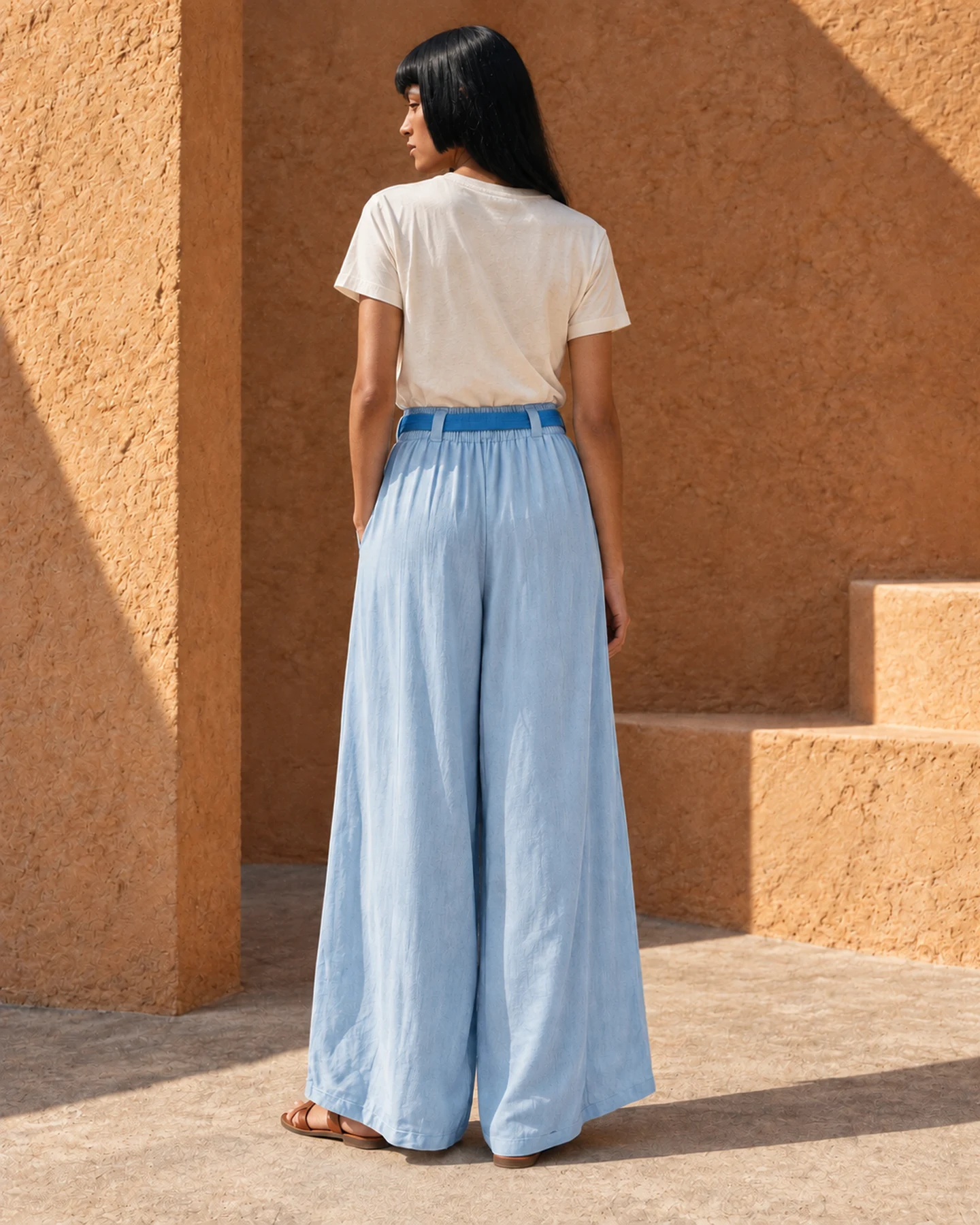 Pantalón Málaga en azul pastel, por la espalda