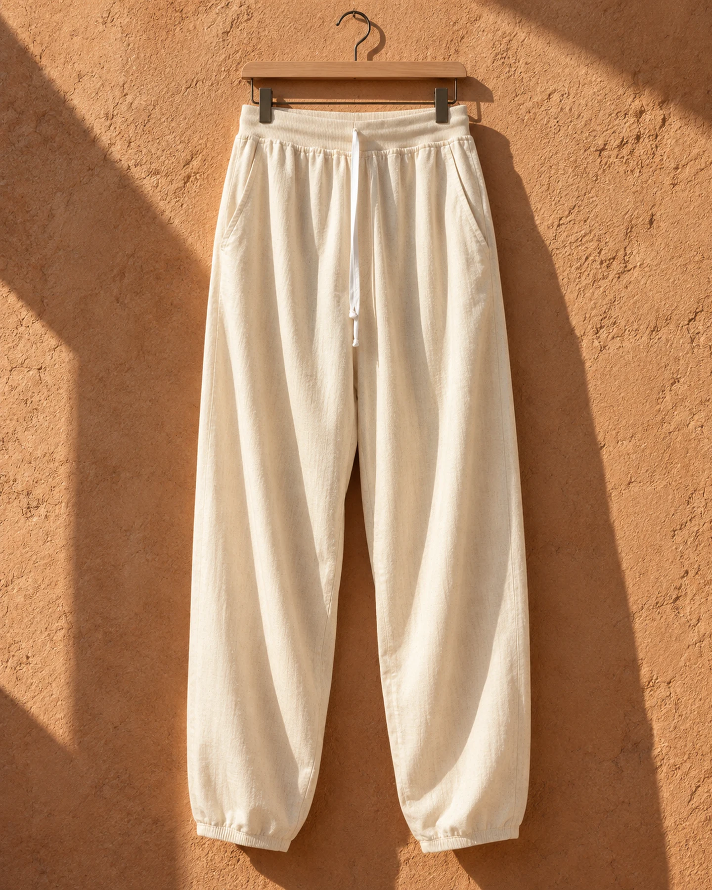 Pantalón Milo con Cardigan en crudo, de frente, sola