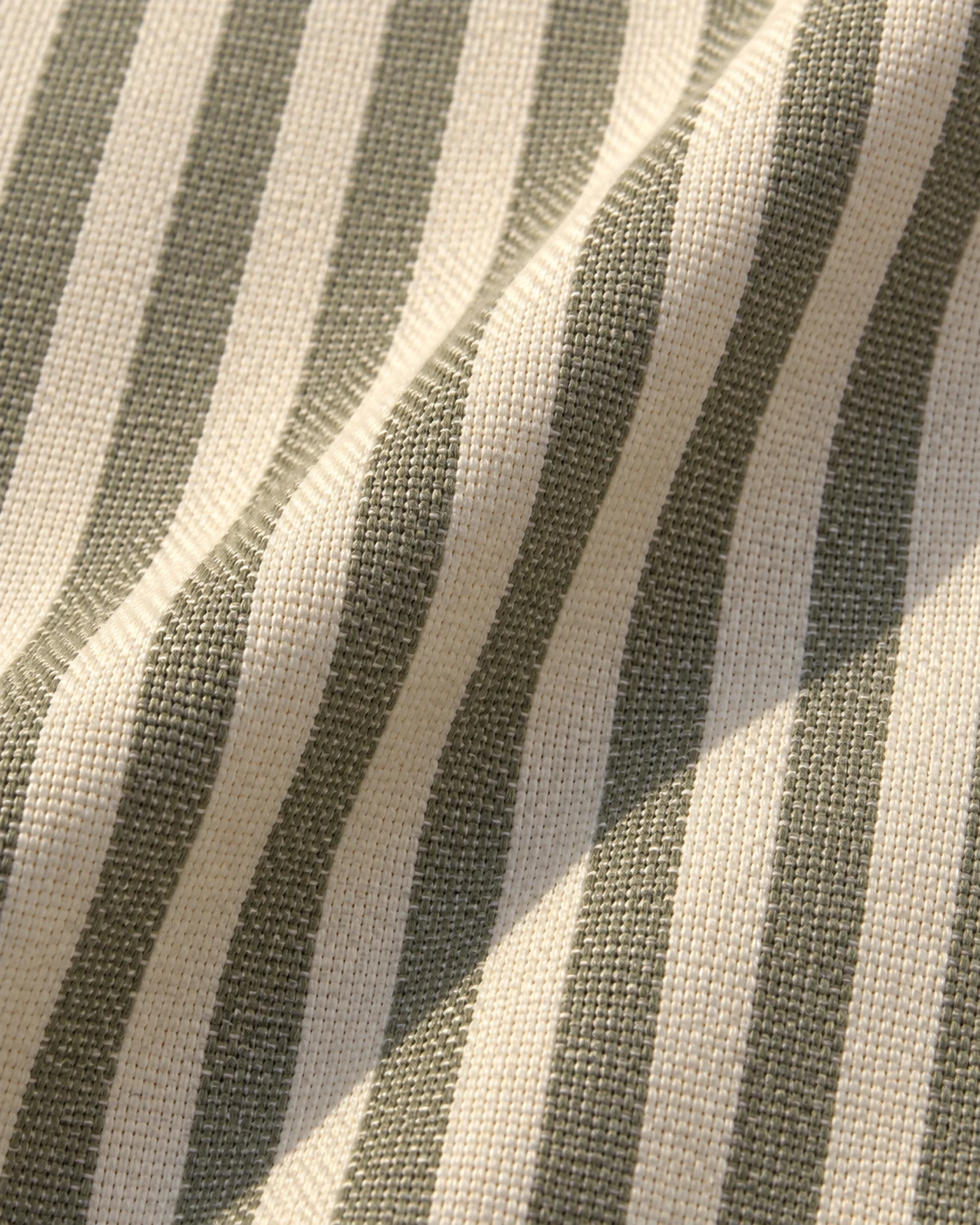 Pantalón Playa Bahita en rayado blanco y verde, en macro, la textura del material
