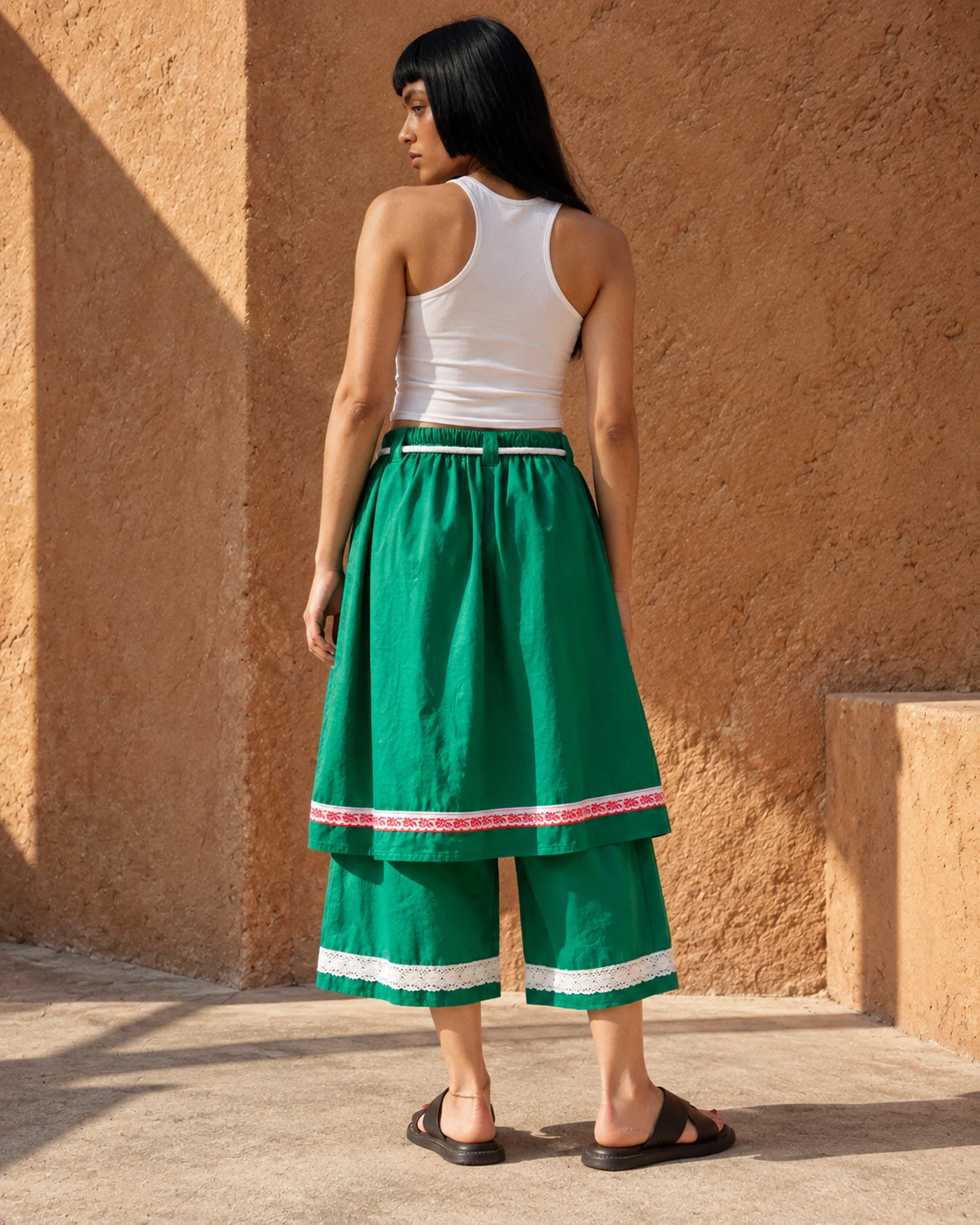 Pantalón Playa Bonita en verde con bordado blanco, por la espalda