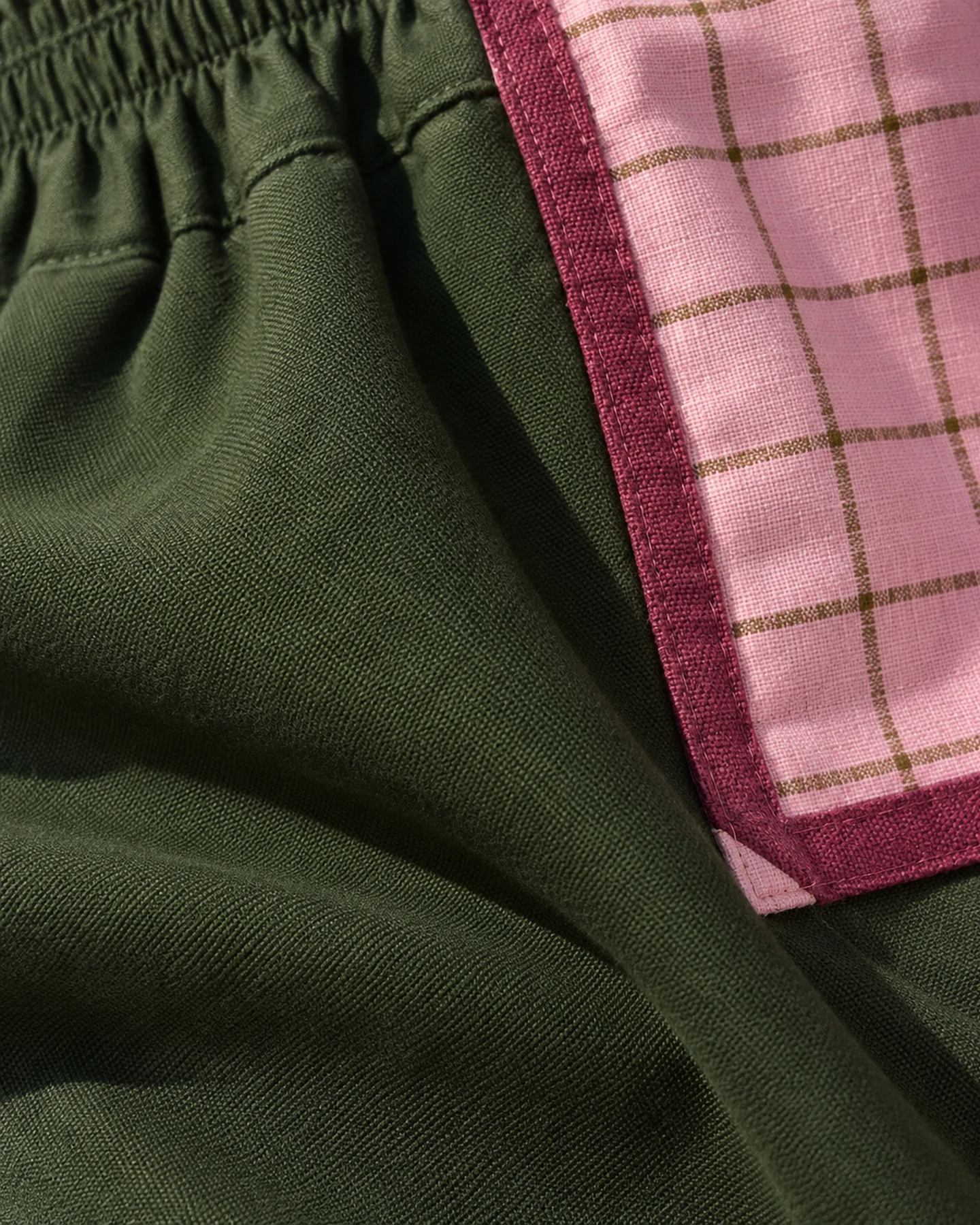 Pantalón Saint Tropez en verde con cuadros rosa, en macro, la textura del material