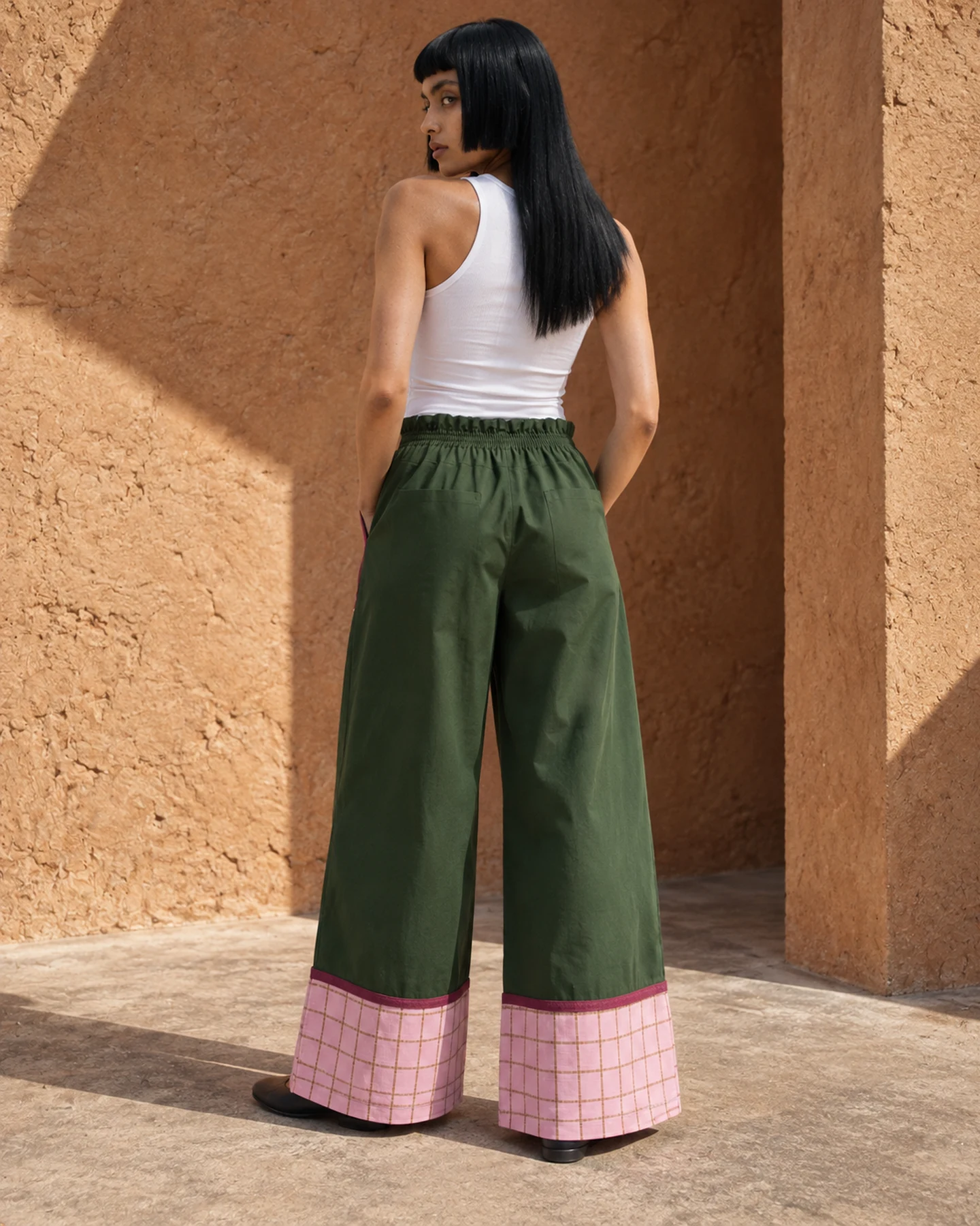 Pantalón Saint Tropez en verde con cuadros rosa, por la espalda