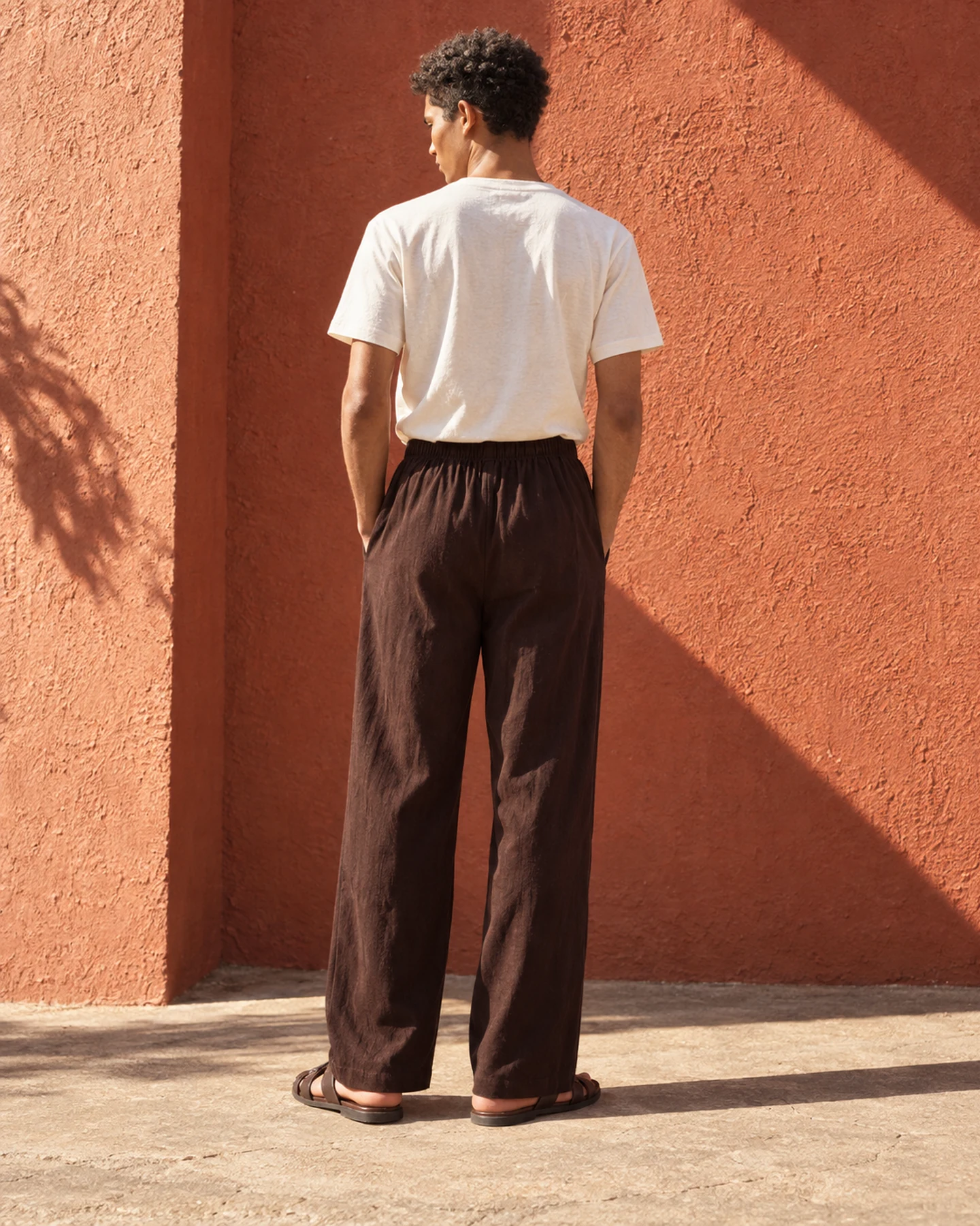 Pantalón Milo en café oscuro, por la espalda