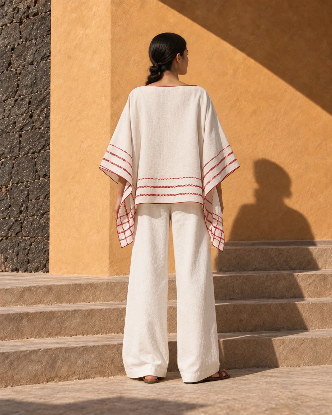 Poncho Marbella de lino en crudo con bordado rojo, por la espalda