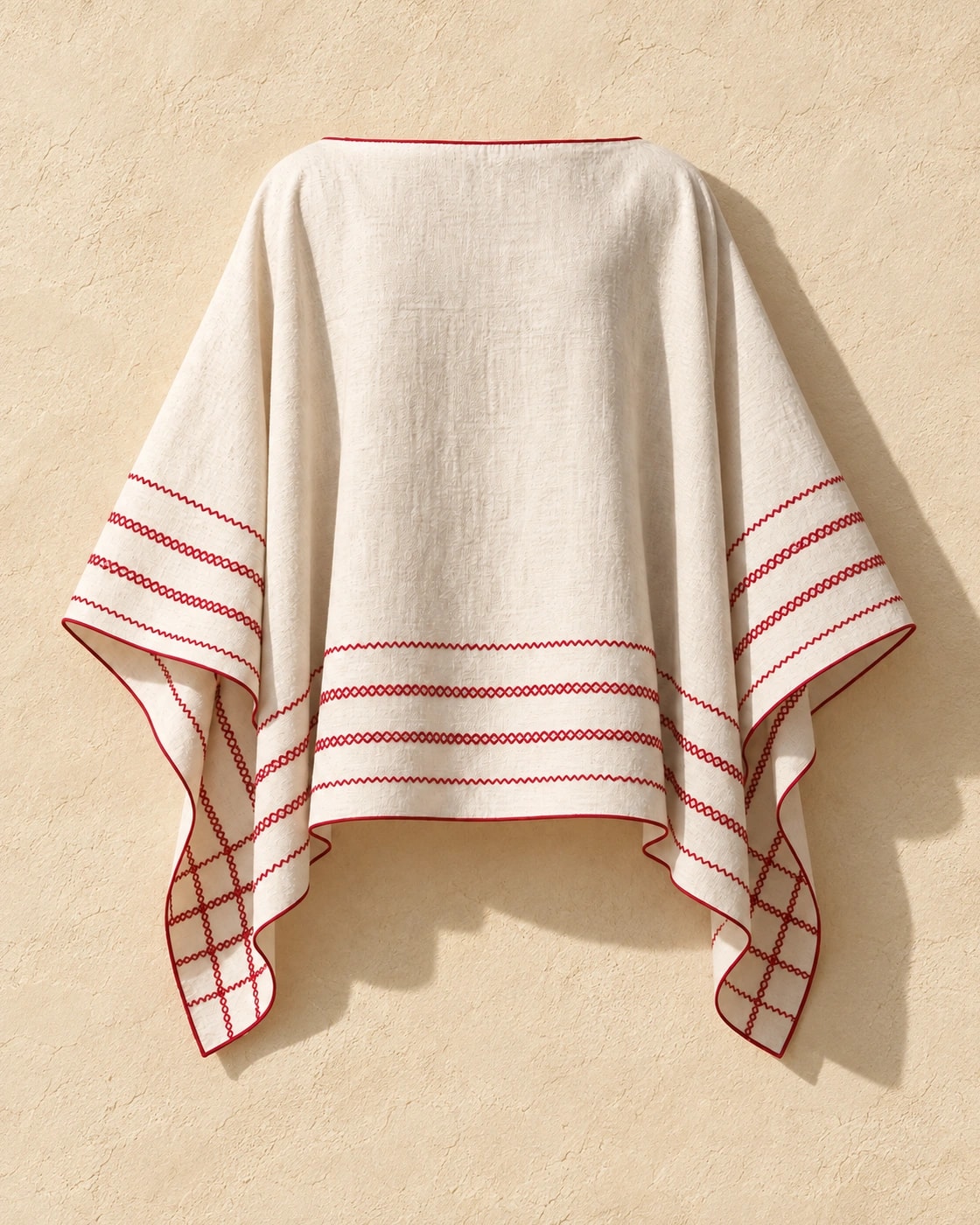 Poncho Marbella de lino en crudo con bordado rojo, por detrás, sola