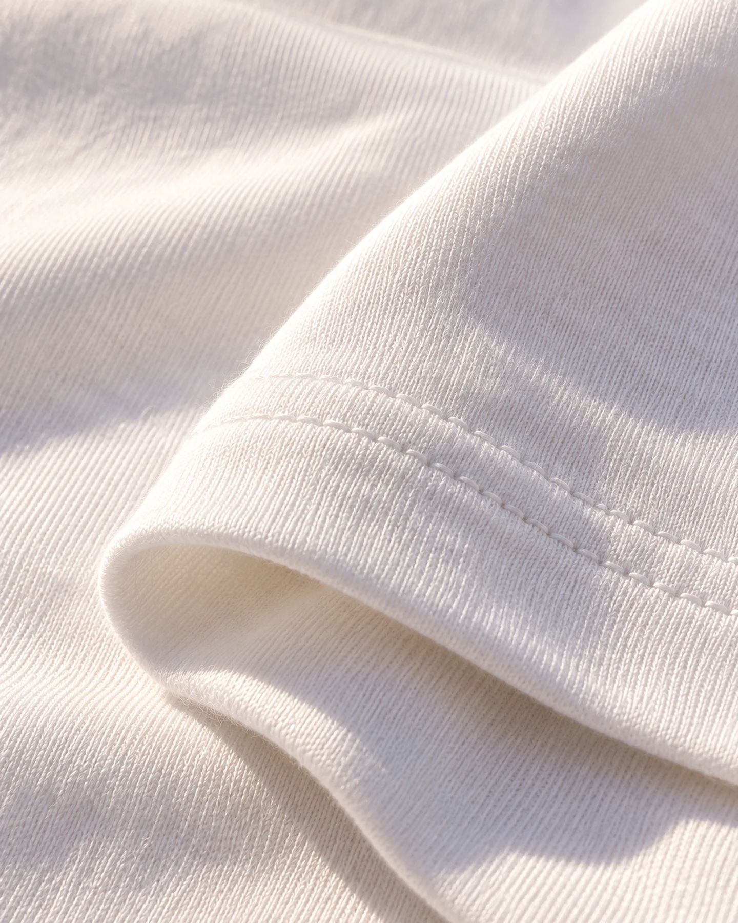 Camiseta Cerdeña en blanco, en macro, la textura del material