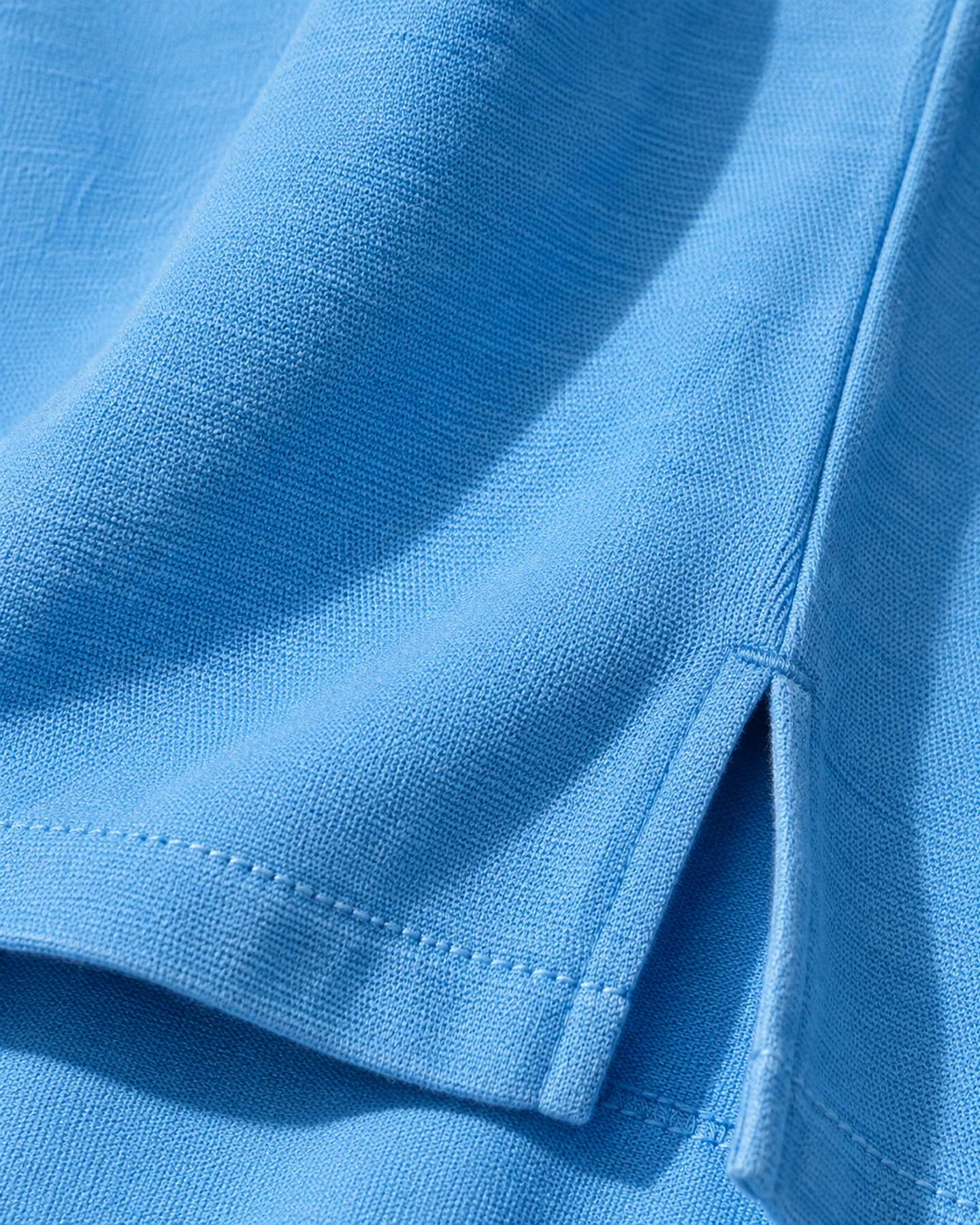 Túnica Capri en azul, en macro, la textura del material